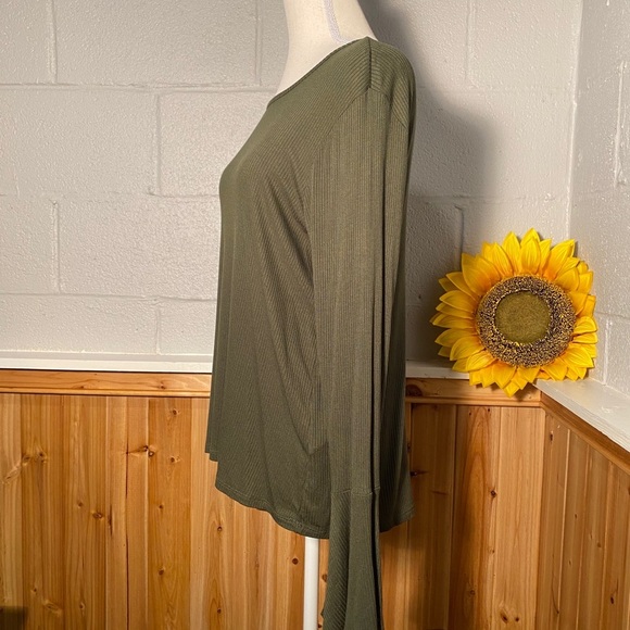 Bobeau Army Green Long Flutter Sleeve Top Size Large - Picture 6 of 10